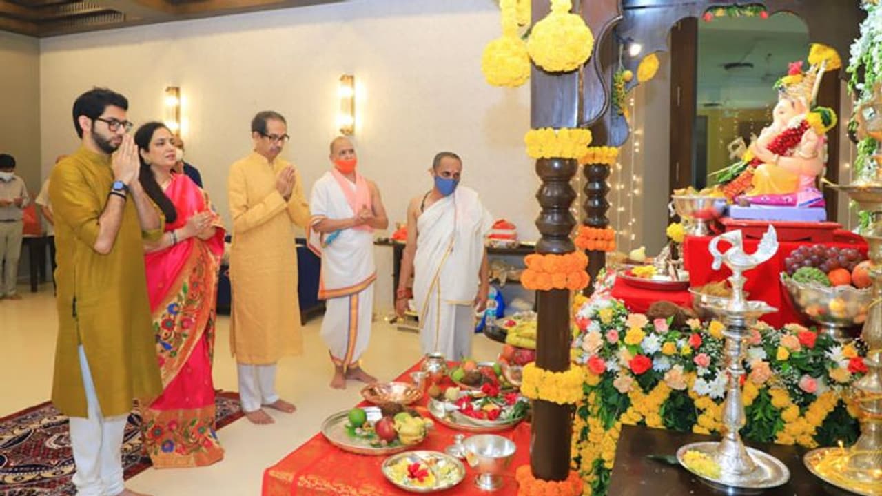 Ganesh Chaturthi 2021: महाराष्ट्र में उठे सवाल, जब बार और पब खुले हैं, तो मंदिर खोलने में क्या दिक्कत है? Ganesh Chaturthi 2021: महाराष्ट्र में उठे सवाल, जब बार और पब खुले हैं, तो मंदिर खोलने में क्या दिक्कत है?