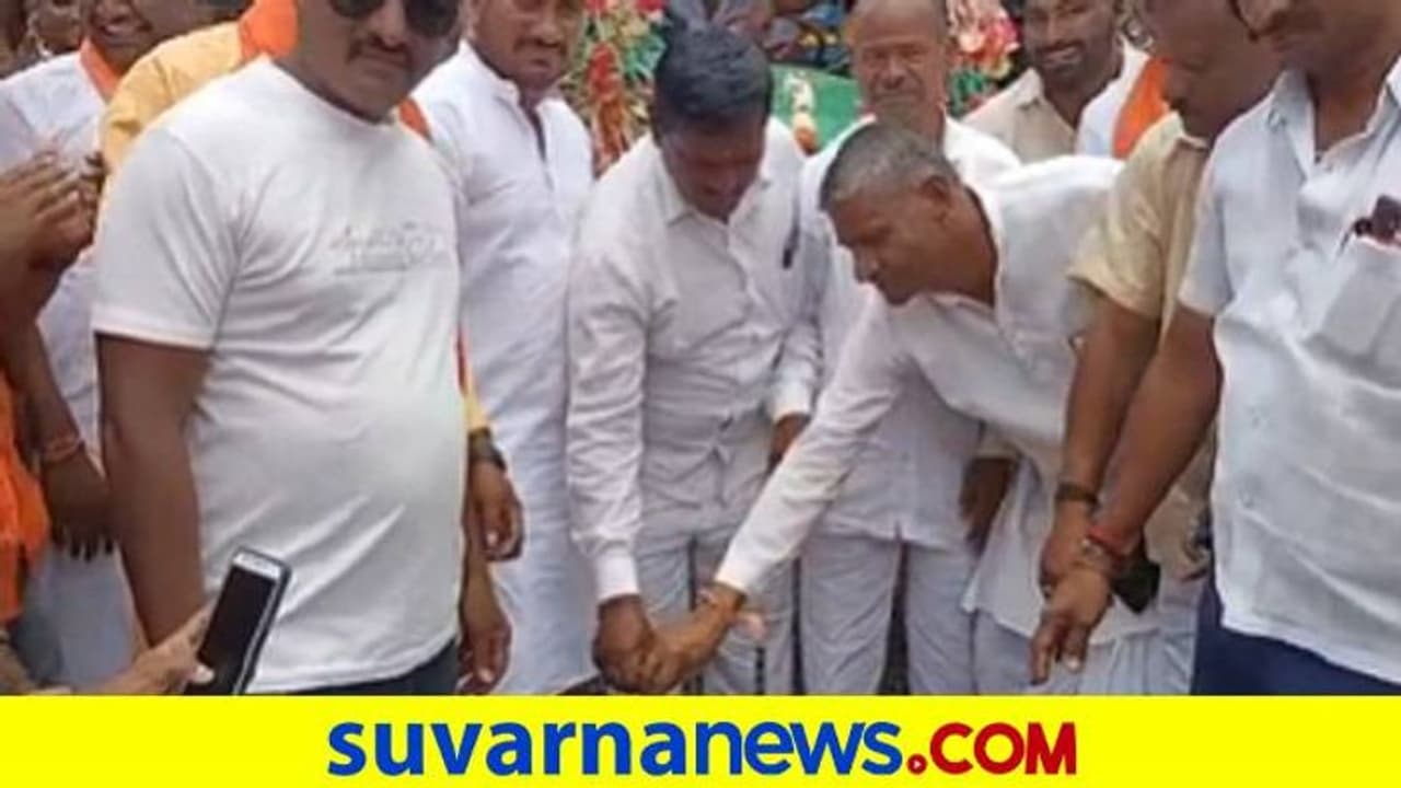 ಬಾಗಲಕೋಟೆ: ಗಣೇಶನಿಗೊಂದು ಸ್ಪೆಷಲ್ ಬರ್ತಡೇ, ಕೇಕ್ ಕತ್ತರಿಸಿ ಸಂಭ್ರಮಾಚರಣೆ ಬಾಗಲಕೋಟೆ: ಗಣೇಶನಿಗೊಂದು ಸ್ಪೆಷಲ್ ಬರ್ತಡೇ, ಕೇಕ್ ಕತ್ತರಿಸಿ ಸಂಭ್ರಮಾಚರಣೆ