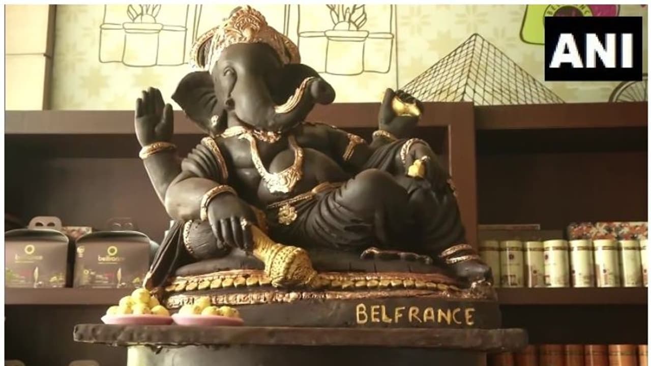 200 கிலோ சாக்லேட்டில் செய்யப்பட்ட விநாயகர் சிலை... 500 குழந்தைகளுக்கு விருந்தளிக்க முடிவு..! 200 கிலோ சாக்லேட்டில் செய்யப்பட்ட விநாயகர் சிலை... 500 குழந்தைகளுக்கு விருந்தளிக்க முடிவு..!