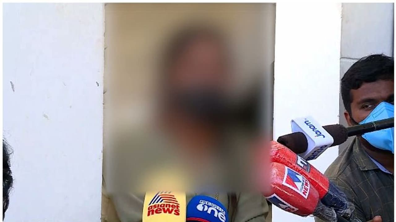 'ഹണിട്രാപ്പ് നിര്ദ്ദേശിച്ചത് പരാതിക്കാരനായ എസ്ഐ'; ഉദ്യോഗസ്ഥരെ കെണിയിലാക്കാന് നിര്ദ്ദേശിച്ചെന്നും യുവതി 'ഹണിട്രാപ്പ് നിര്ദ്ദേശിച്ചത് പരാതിക്കാരനായ എസ്ഐ'; ഉദ്യോഗസ്ഥരെ കെണിയിലാക്കാന് നിര്ദ്ദേശിച്ചെന്നും യുവതി