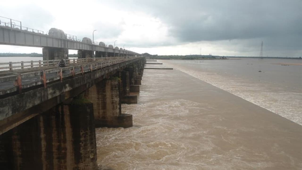 గోదారి ఉగ్రరూపం: ధవళేశ్వరం వద్ద పెరుగుతున్న ప్రవాహం, వరద ముంపులో... 30 ఏజెన్సీ గ్రామాలు గోదారి ఉగ్రరూపం: ధవళేశ్వరం వద్ద పెరుగుతున్న ప్రవాహం, వరద ముంపులో... 30 ఏజెన్సీ గ్రామాలు