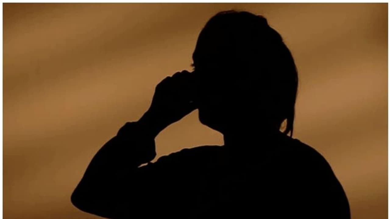 വൃദ്ധനെ ഹണിട്രാപ്പിൽ കുടുക്കി ലക്ഷങ്ങൾ തട്ടിയെടുത്ത യുവതി കുന്നംകുളത്ത് അറസ്റ്റിൽ വൃദ്ധനെ ഹണിട്രാപ്പിൽ കുടുക്കി ലക്ഷങ്ങൾ തട്ടിയെടുത്ത യുവതി കുന്നംകുളത്ത് അറസ്റ്റിൽ