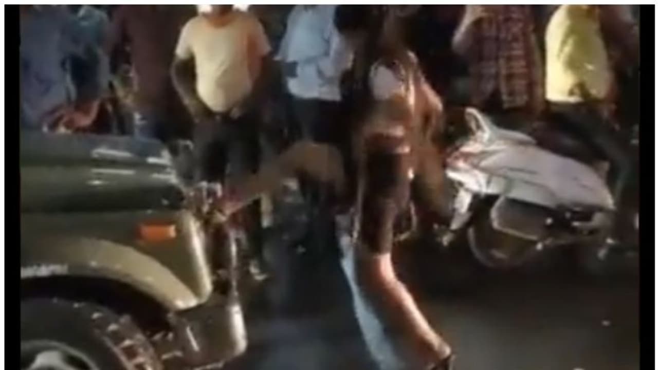 పీకలదాకా తాగి ఆర్మీ వెహికల్ ముందు నానా రచ్చ చేసిన ఢిల్లీ మోడల్.. వీడియో వైరల్ పీకలదాకా తాగి ఆర్మీ వెహికల్ ముందు నానా రచ్చ చేసిన ఢిల్లీ మోడల్.. వీడియో వైరల్