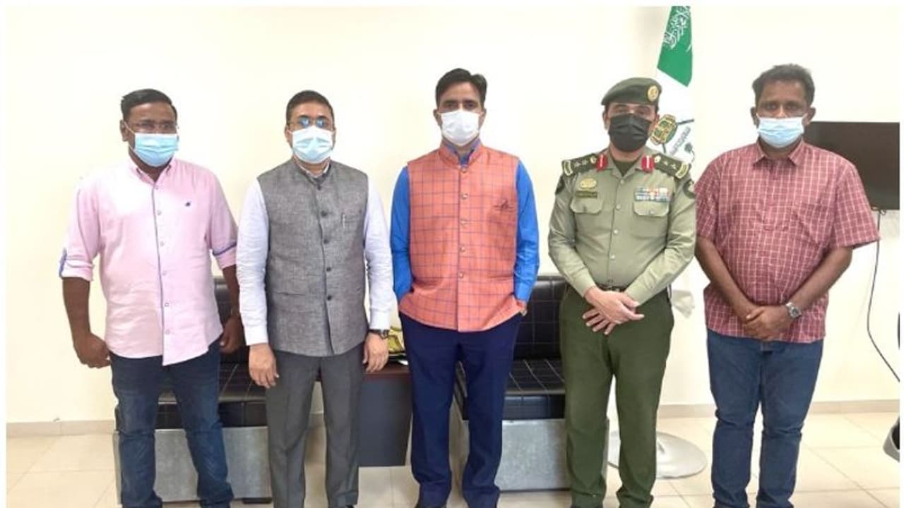 ഇന്ത്യന് കോൺസുലേറ്റ് സംഘം സൗദി അറേബ്യയിലെ ജയിലുകൾ സന്ദർശിച്ചു ഇന്ത്യന് കോൺസുലേറ്റ് സംഘം സൗദി അറേബ്യയിലെ ജയിലുകൾ സന്ദർശിച്ചു