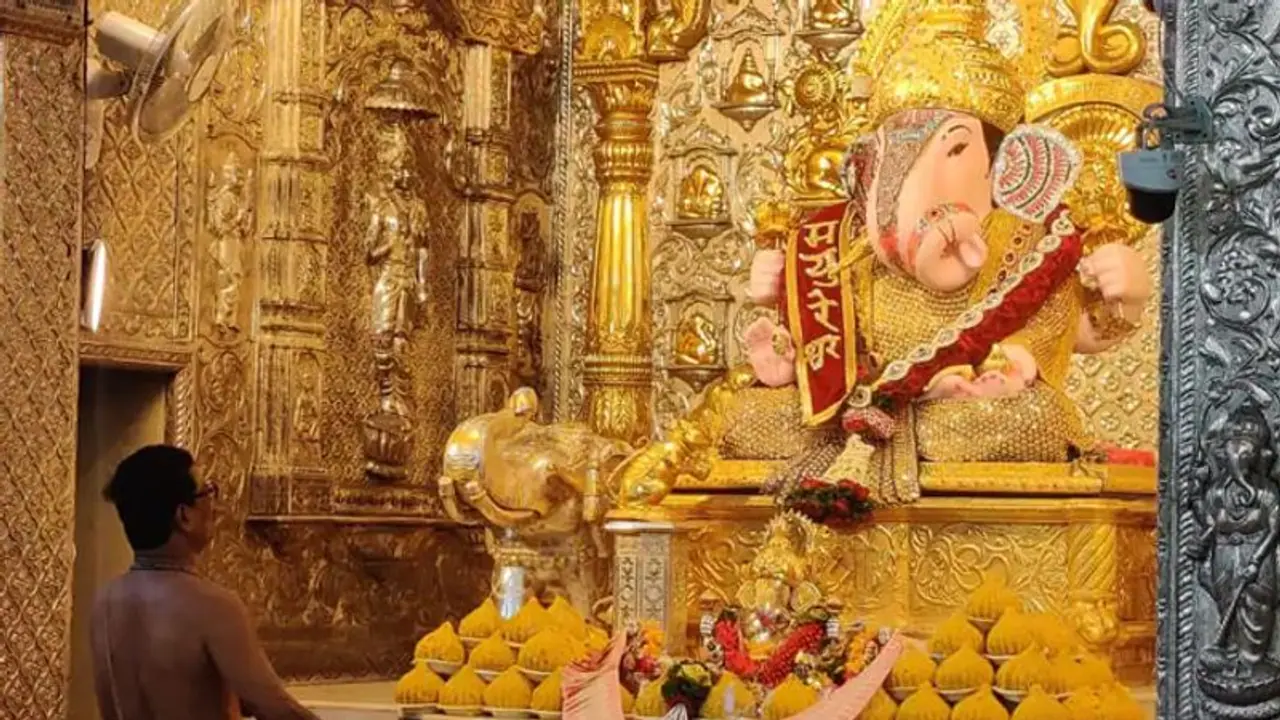 గణపతికి రూ.6 కోట్ల విలువైన బంగారు కిరీటం.. ఫోటోలు వైరల్ గణపతికి రూ.6 కోట్ల విలువైన బంగారు కిరీటం.. ఫోటోలు వైరల్