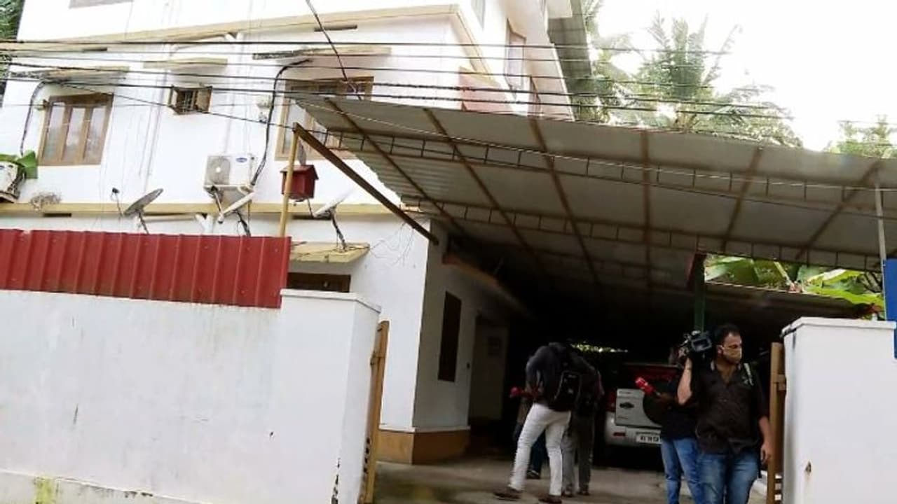 കോഴിക്കോട് കൂട്ടബലാത്സംഗം: 'ടിക്ടോക്' സൗഹൃദം പ്രണയമായി, 'ചതിക്കുഴി' അറിയാതെ യുവതിയെത്തി കോഴിക്കോട് കൂട്ടബലാത്സംഗം: 'ടിക്ടോക്' സൗഹൃദം പ്രണയമായി, 'ചതിക്കുഴി' അറിയാതെ യുവതിയെത്തി