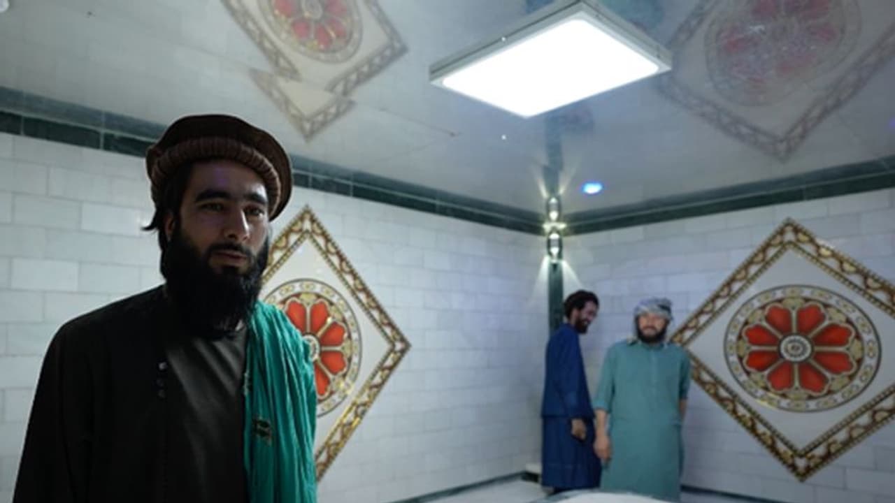 वीडियो: जिस देश की एक तिहाई आबादी भूख से मर रही है, वहां के नेता करोड़ों के आलिशान महल में रहते थे वीडियो: जिस देश की एक तिहाई आबादी भूख से मर रही है, वहां के नेता करोड़ों के आलिशान महल में रहते थे