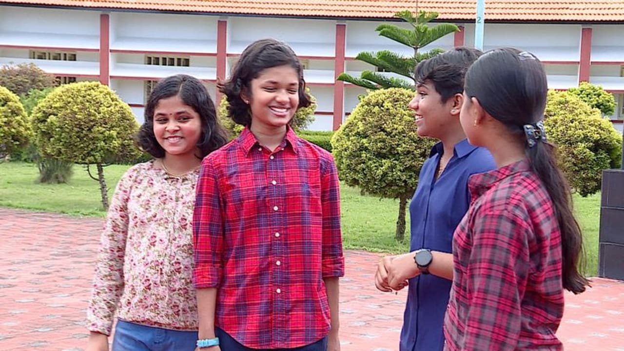 60 വര്ഷത്തില് ചരിത്രത്തില് ആദ്യം; തിരുവനന്തപുരം സൈനിക് സ്കൂളിൽ പ്രവേശനം നേടി പെൺകുട്ടികള് 60 വര്ഷത്തില് ചരിത്രത്തില് ആദ്യം; തിരുവനന്തപുരം സൈനിക് സ്കൂളിൽ പ്രവേശനം നേടി പെൺകുട്ടികള്