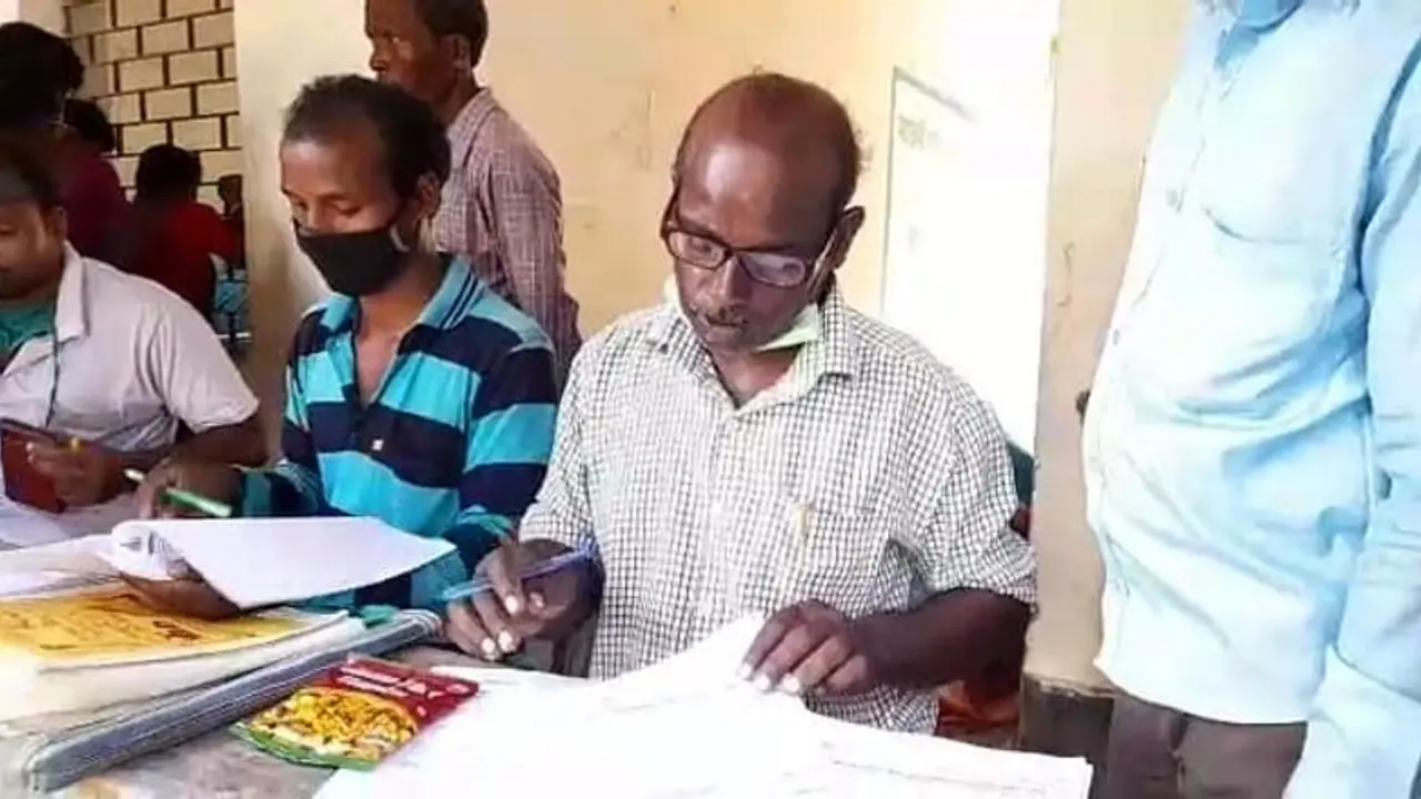 ভেদাভেদ ভুলে ফের 'দুয়ারে সরকার' শিবিরে হাজির বিজেপি, ফর্ম ফিলআপে সাহায্য বুথ সভাপতির ভেদাভেদ ভুলে ফের 'দুয়ারে সরকার' শিবিরে হাজির বিজেপি, ফর্ম ফিলআপে সাহায্য বুথ সভাপতির