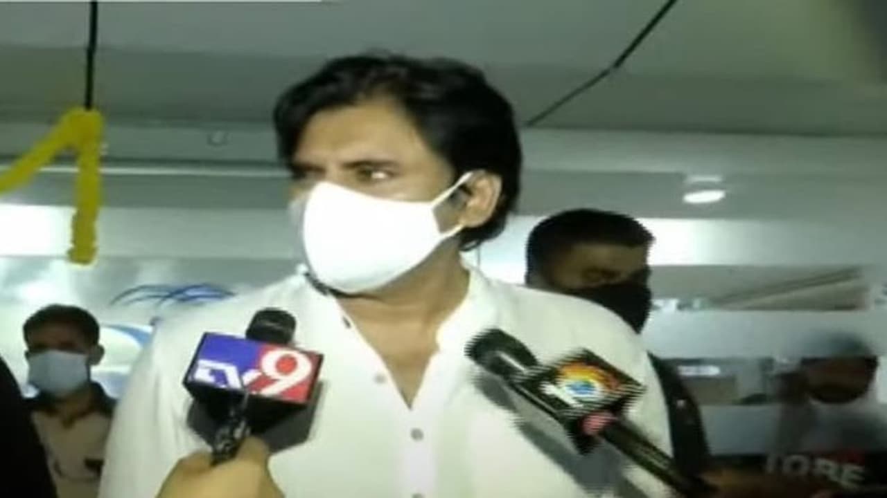 ఇంకా స్పృహలోకి రాలేదు... సాయి ధరమ్ హెల్త్ కండిషన్ పై పవన్ ఫస్ట్ రియాక్షన్ ఇంకా స్పృహలోకి రాలేదు... సాయి ధరమ్ హెల్త్ కండిషన్ పై పవన్ ఫస్ట్ రియాక్షన్