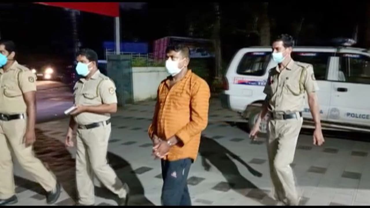 8 ലക്ഷത്തിന്റെ ദിര്ഹം, 5 ലക്ഷം തന്നാല് മതിയെന്ന് വാഗ്ദാനം; തട്ടിപ്പിനിരയായി ഓട്ടോ ഡ്രൈവര് 8 ലക്ഷത്തിന്റെ ദിര്ഹം, 5 ലക്ഷം തന്നാല് മതിയെന്ന് വാഗ്ദാനം; തട്ടിപ്പിനിരയായി ഓട്ടോ ഡ്രൈവര്