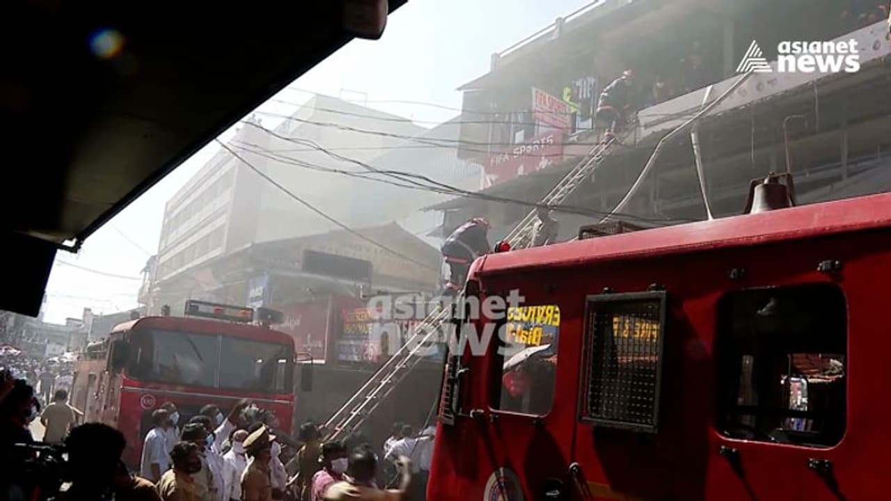 മിഠായിത്തെരുവ് തീപിടിത്തം: കെട്ടിടത്തിൽ അഗ്നിസുരക്ഷാ സംവിധാനങ്ങൾ സ്ഥാപിച്ചിട്ടില്ലെന്ന് കോർപ്പറേഷൻ മിഠായിത്തെരുവ് തീപിടിത്തം: കെട്ടിടത്തിൽ അഗ്നിസുരക്ഷാ സംവിധാനങ്ങൾ സ്ഥാപിച്ചിട്ടില്ലെന്ന് കോർപ്പറേഷൻ