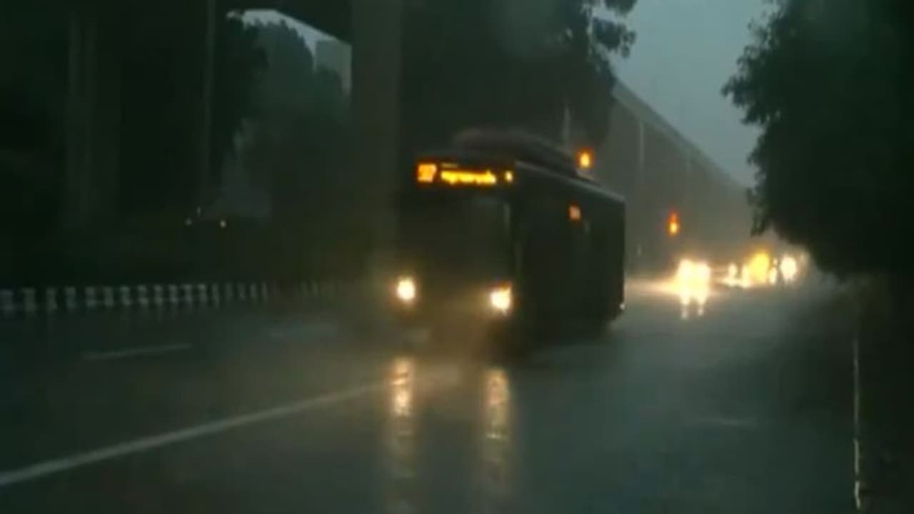 11 साल बाद दिल्ली रिकॉर्ड पानी पानी; आसमां ने लगाया बादलों का काजल कि दिन में रात हो गई 11 साल बाद दिल्ली रिकॉर्ड पानी पानी; आसमां ने लगाया बादलों का काजल कि दिन में रात हो गई