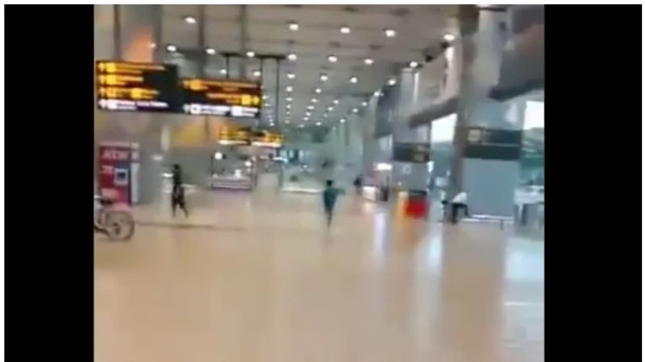 46ఏళ్ల రికార్డు బ్రేక్.. రాజధానిలో భారీ వర్షం.. స్విమ్మింగ్ పూల్గా మారిన ఎయిర్పోర్టు.. వీడియో వైరల్ 46ఏళ్ల రికార్డు బ్రేక్.. రాజధానిలో భారీ వర్షం.. స్విమ్మింగ్ పూల్గా మారిన ఎయిర్పోర్టు.. వీడియో వైరల్