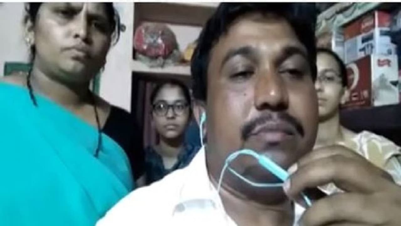 ‘ఆత్మహత్యే దిక్కు..’ వైసీపీ కార్యకర్త సెల్ఫీ వీడియో... విరుచుకుపడ్డ నారా లోకేష్, చంద్రబాబు... (వీడియో) ‘ఆత్మహత్యే దిక్కు..’ వైసీపీ కార్యకర్త సెల్ఫీ వీడియో... విరుచుకుపడ్డ నారా లోకేష్, చంద్రబాబు... (వీడియో)