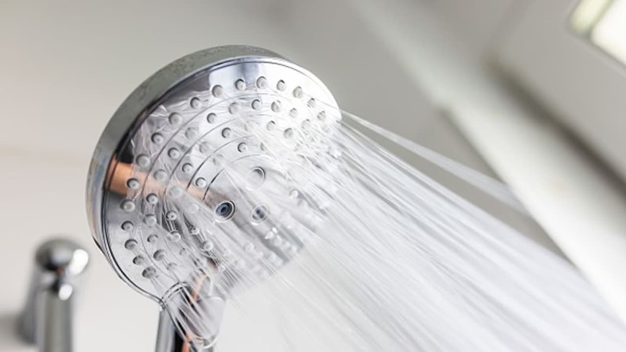 কনকনে ঠান্ডায় রোজ স্নান করছেন না, বড় বিপদ হতে পারে কনকনে ঠান্ডায় রোজ স্নান করছেন না, বড় বিপদ হতে পারে