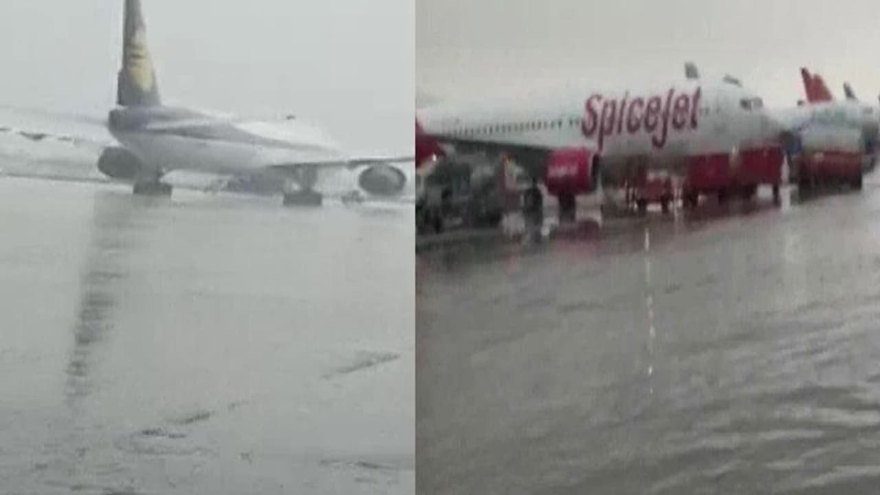 46 साल बाद दिल्ली में इस तरह बरसे बदरा: जलमग्न हुआ एयरपोर्ट, फ्लाइट की गईं डायवर्ट, सड़कों पर केवल पानी 46 साल बाद दिल्ली में इस तरह बरसे बदरा: जलमग्न हुआ एयरपोर्ट, फ्लाइट की गईं डायवर्ट, सड़कों पर केवल पानी