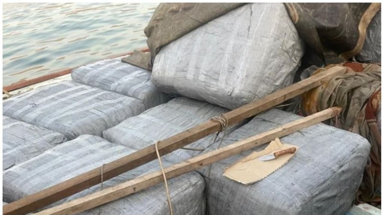 ഒമാനിലേക്ക് 15,000 കിലോഗ്രാം പുകയില ഉത്പന്നങ്ങള് കടത്താന് ശ്രമം; നാല് പ്രവാസികള് പിടിയില് ഒമാനിലേക്ക് 15,000 കിലോഗ്രാം പുകയില ഉത്പന്നങ്ങള് കടത്താന് ശ്രമം; നാല് പ്രവാസികള് പിടിയില്