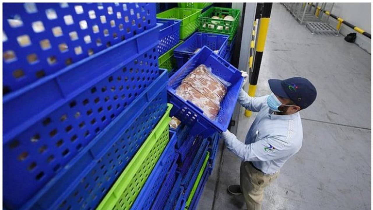 സൗദി അറേബ്യയില് കാലാവധി കഴിഞ്ഞ 14 ടണ് ഭക്ഷ്യ വസ്തുക്കള് പിടിച്ചെടുത്തു സൗദി അറേബ്യയില് കാലാവധി കഴിഞ്ഞ 14 ടണ് ഭക്ഷ്യ വസ്തുക്കള് പിടിച്ചെടുത്തു