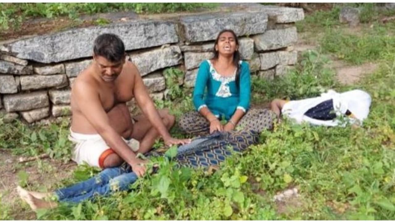 கண் முன்னே குழந்தைகள் குளத்தில் விழுந்து பலி.. துக்கத்தில் தந்தை தற்கொலை.. ஆம்பூர் அருகே சோகம்..! கண் முன்னே குழந்தைகள் குளத்தில் விழுந்து பலி.. துக்கத்தில் தந்தை தற்கொலை.. ஆம்பூர் அருகே சோகம்..!