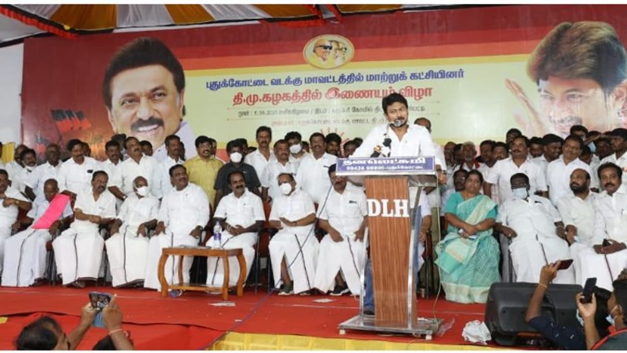 ஓபிஎஸ், எஸ்.பி.வேலுமணி ஆகியோர் திமுக ஆட்சியைப் பாராட்டுகிறார்கள்.. காலரை தூக்கிவிடும் உதயநிதி ஸ்டாலின்! ஓபிஎஸ், எஸ்.பி.வேலுமணி ஆகியோர் திமுக ஆட்சியைப் பாராட்டுகிறார்கள்.. காலரை தூக்கிவிடும் உதயநிதி ஸ்டாலின்!