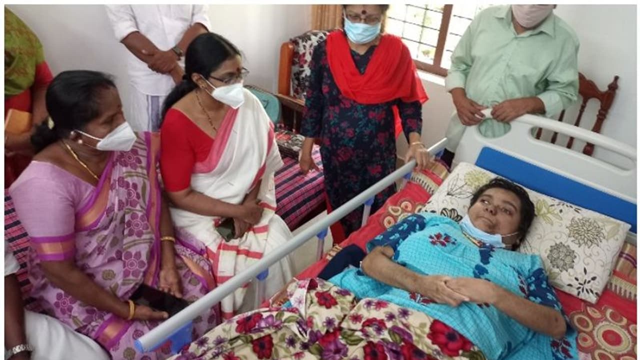 ആംബുലന്സില് കിടന്ന് 12ാംതരം തുല്യതാ പരീക്ഷയെഴുതിയ ലക്ഷ്മി ലാലിനു മിന്നും ജയം ആംബുലന്സില് കിടന്ന് 12ാംതരം തുല്യതാ പരീക്ഷയെഴുതിയ ലക്ഷ്മി ലാലിനു മിന്നും ജയം