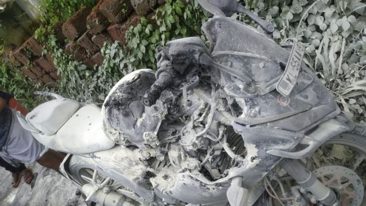 മലപ്പുറത്ത് ഓടിക്കൊണ്ടിരുന്ന ബൈക്ക് കത്തി നശിച്ചു മലപ്പുറത്ത് ഓടിക്കൊണ്ടിരുന്ന ബൈക്ക് കത്തി നശിച്ചു