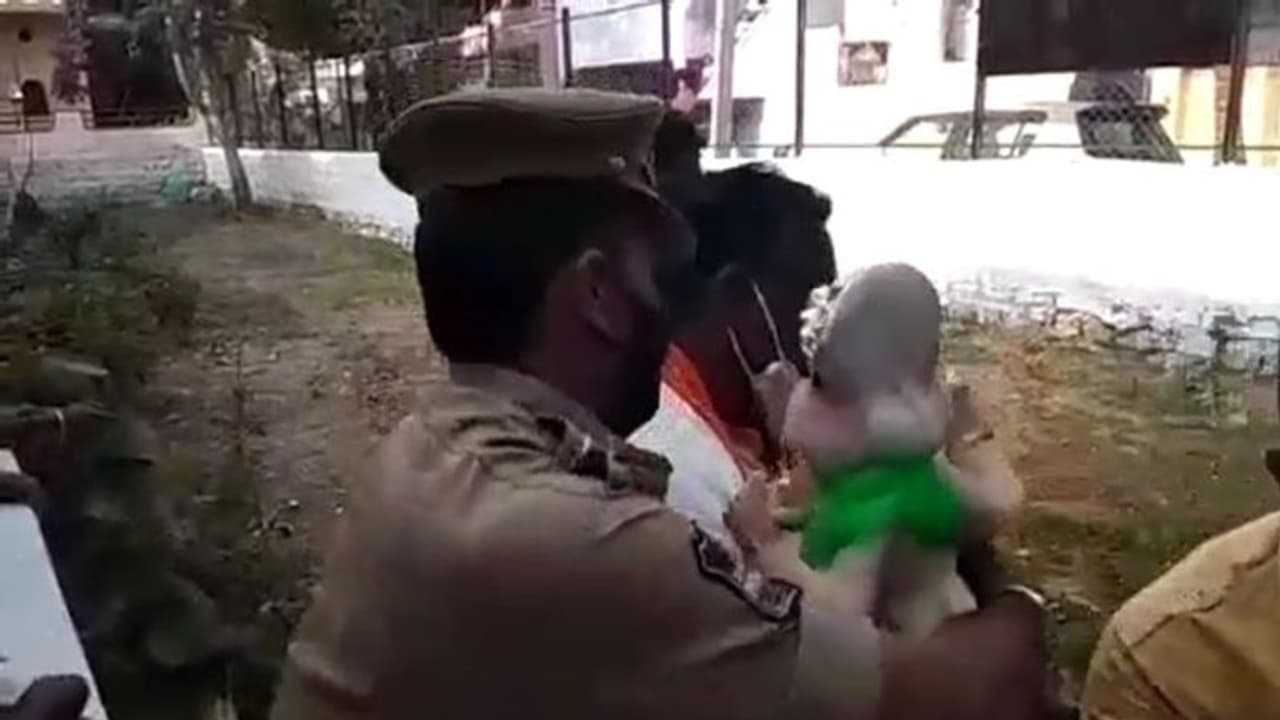 పాతబస్తీలో ఉద్రిక్తత... ఆదిదేవుడు గణపతినే అరెస్ట్ చేసిన పోలీసులు (వీడియో)