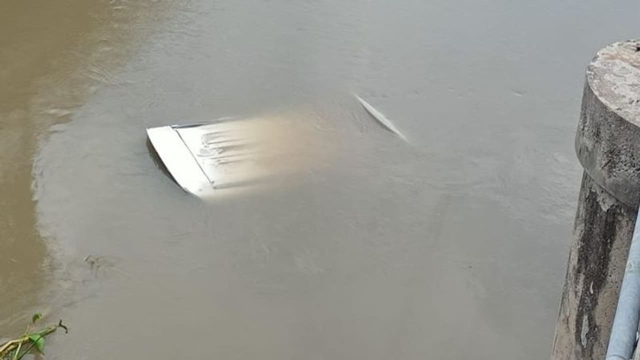 బీచ్ లో యువతీ యువకుల ఎంజాయ్... తిరిగి వెళుతుండగా కాలువలోకి దూసుకెళ్లిన కారు, ఒకరు మృతి (వీడియో) బీచ్ లో యువతీ యువకుల ఎంజాయ్... తిరిగి వెళుతుండగా కాలువలోకి దూసుకెళ్లిన కారు, ఒకరు మృతి (వీడియో)