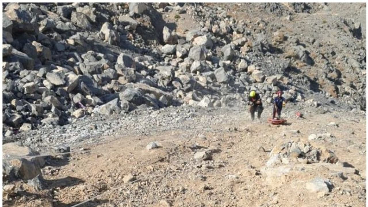 യുഎഇയില് പര്വ്വതത്തിന് മുകളില് നിന്ന് വീണ യുവാവിനെ രക്ഷപ്പെടുത്തി സിവില് ഡിഫന്സ് യുഎഇയില് പര്വ്വതത്തിന് മുകളില് നിന്ന് വീണ യുവാവിനെ രക്ഷപ്പെടുത്തി സിവില് ഡിഫന്സ്