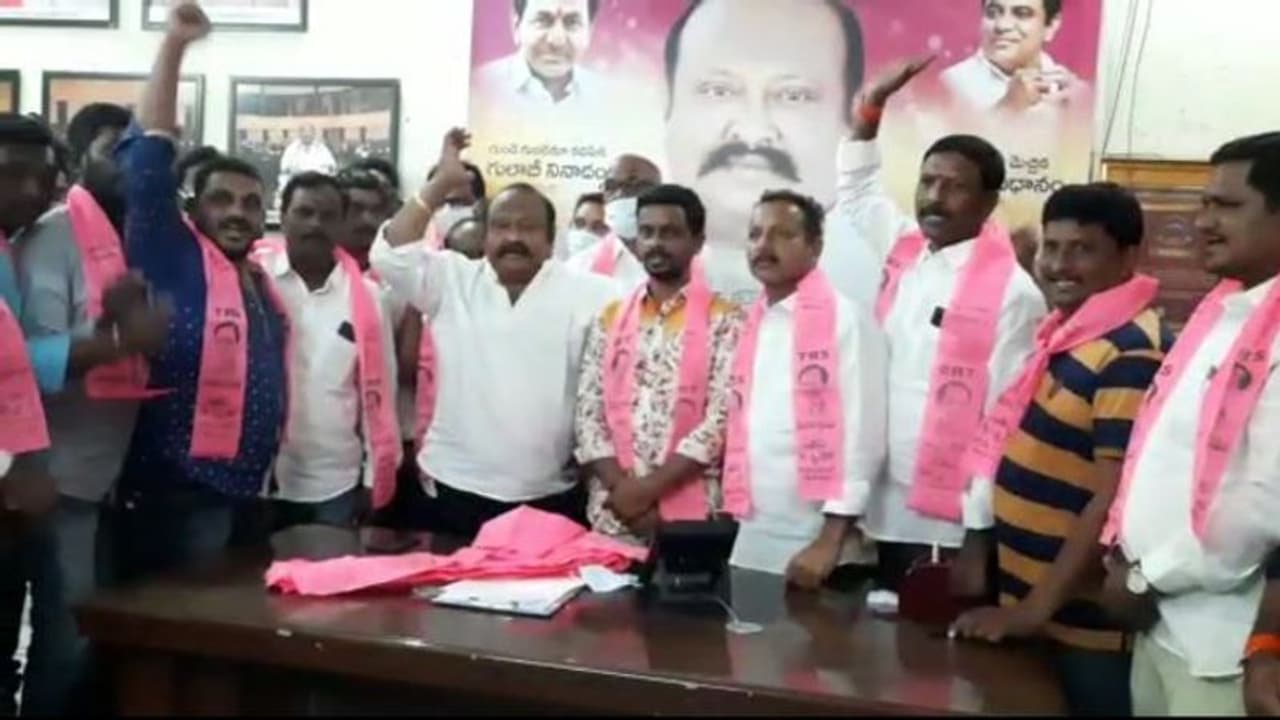 కరీంనగర్ బీజేపీకి షాక్... గంగుల సమక్షంలో టీఆర్ఎస్ గూటికి 100మంది నాయకులు (వీడియో) కరీంనగర్ బీజేపీకి షాక్... గంగుల సమక్షంలో టీఆర్ఎస్ గూటికి 100మంది నాయకులు (వీడియో)