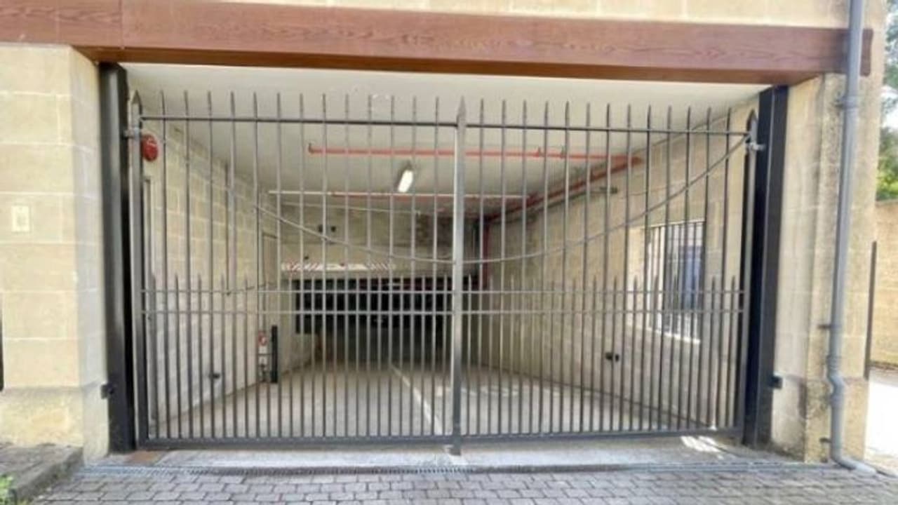 ഈ പാർക്കിംഗ് സ്പോട്ട് വിറ്റുപോയത് 1.16 കോടി രൂപയ്ക്ക്! കാരണം... ഈ പാർക്കിംഗ് സ്പോട്ട് വിറ്റുപോയത് 1.16 കോടി രൂപയ്ക്ക്! കാരണം...