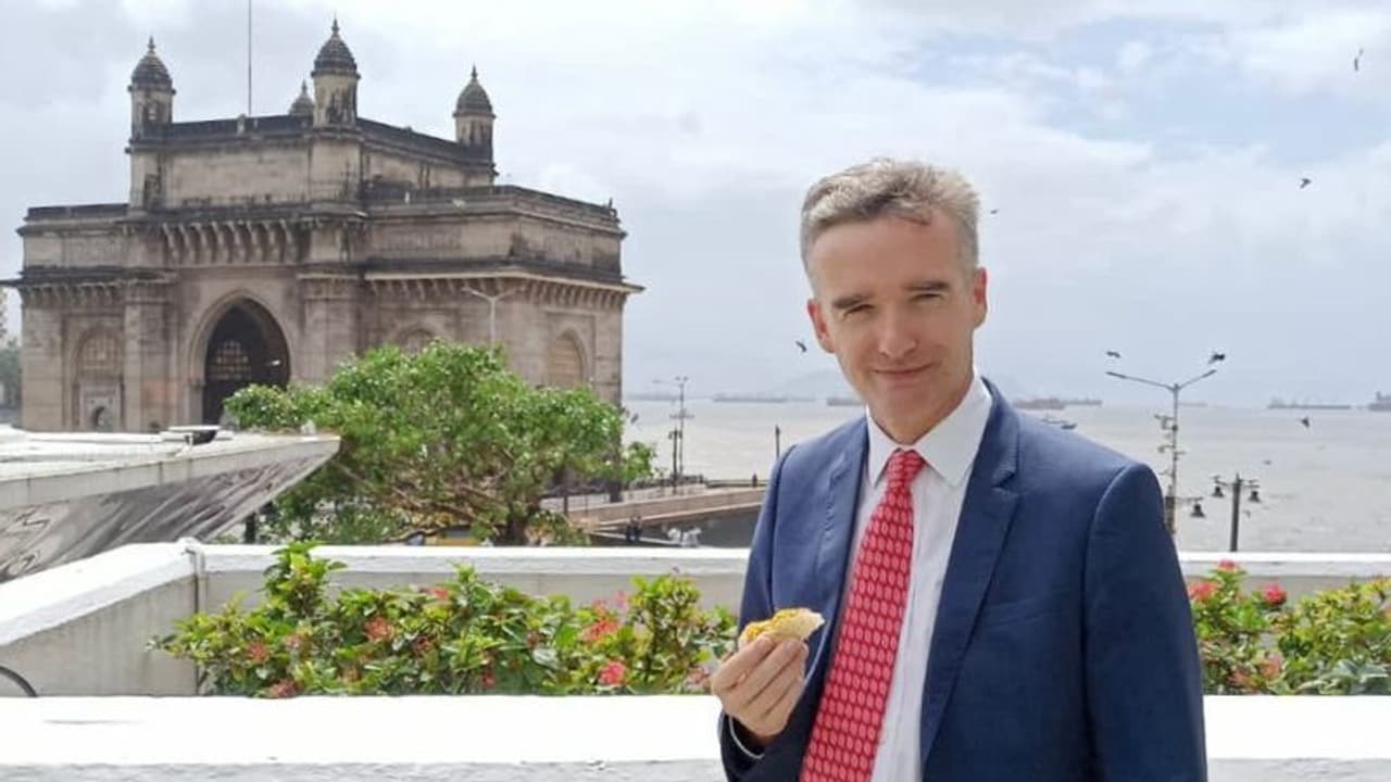 ദോശയ്ക്ക് ശേഷം മുംബൈയിലെ വട പാവ് കഴിക്കുന്ന ബ്രിട്ടീഷ് ഹൈക്കമ്മീഷണര് ദോശയ്ക്ക് ശേഷം മുംബൈയിലെ വട പാവ് കഴിക്കുന്ന ബ്രിട്ടീഷ് ഹൈക്കമ്മീഷണര്