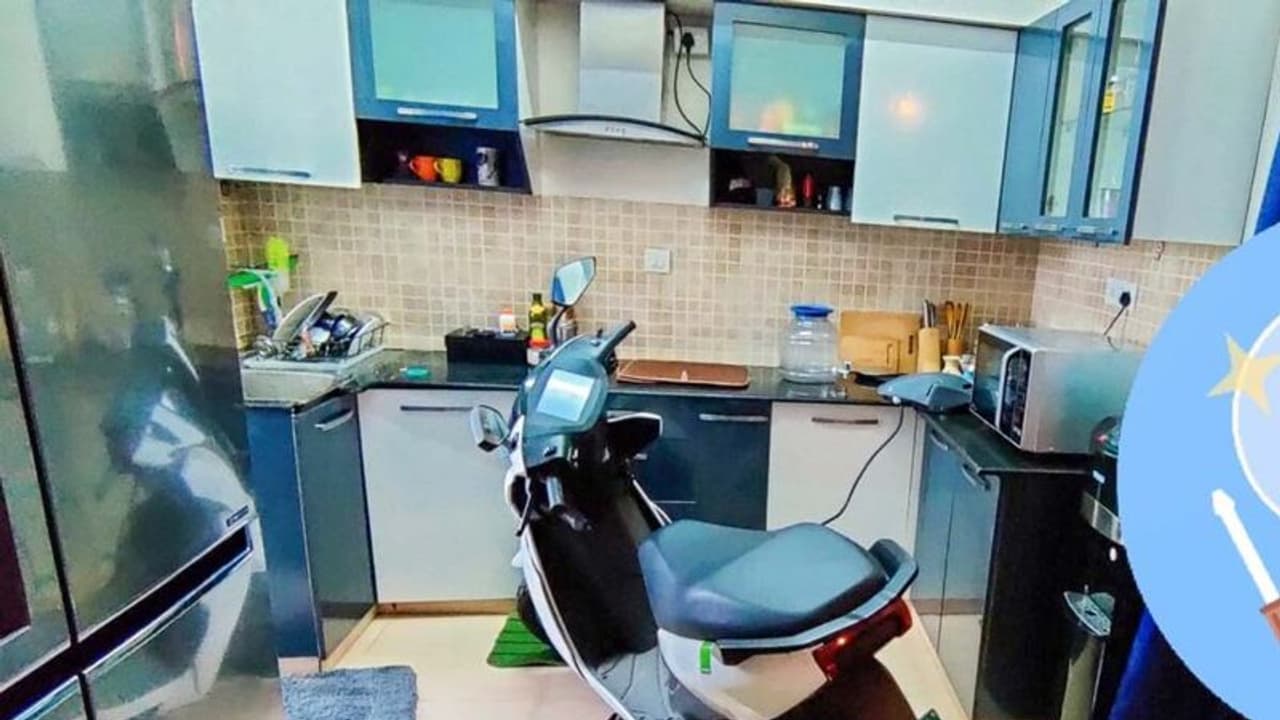 അഞ്ചാംനില ഫ്ലാറ്റിന്റെ അടുക്കളയില് സ്കൂട്ടറുമായി യുവാവ്, കാരണം ഇതാണ്! അഞ്ചാംനില ഫ്ലാറ്റിന്റെ അടുക്കളയില് സ്കൂട്ടറുമായി യുവാവ്, കാരണം ഇതാണ്!