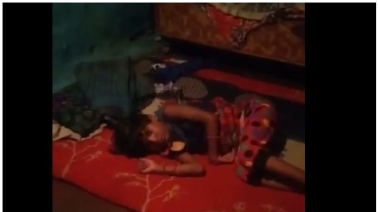 నిద్రపోతున్న బాలిక మెడకు చుట్టుకున్న నాగుపాము.. గంటన్నరపాటు బిక్కుబిక్కు.. చివరికి..! నిద్రపోతున్న బాలిక మెడకు చుట్టుకున్న నాగుపాము.. గంటన్నరపాటు బిక్కుబిక్కు.. చివరికి..!