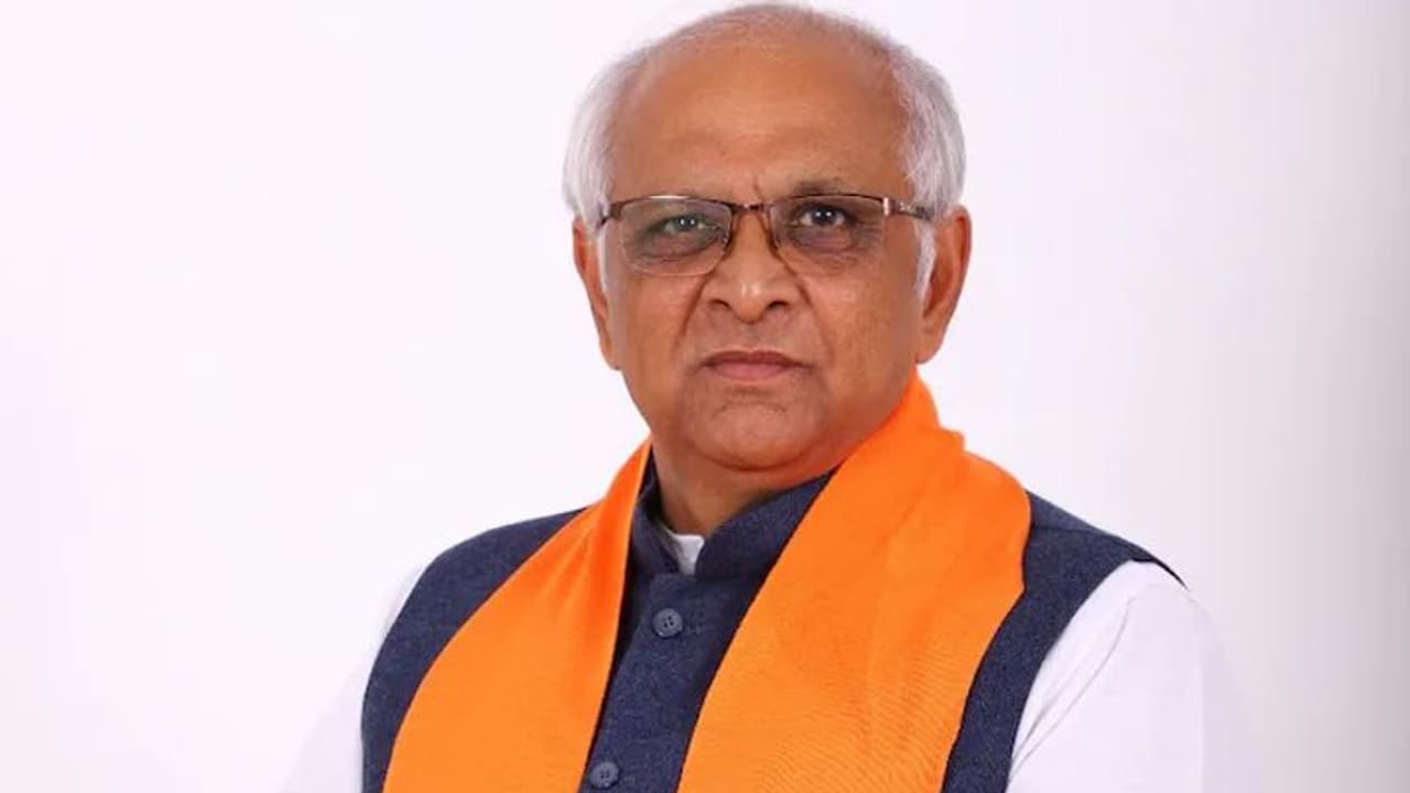 గుజరాత్ మంత్రి వర్గంలో మార్పులు.. ఇద్దరు మంత్రుల నుంచి శాఖల తొలగింపు.. గుజరాత్ మంత్రి వర్గంలో మార్పులు.. ఇద్దరు మంత్రుల నుంచి శాఖల తొలగింపు..