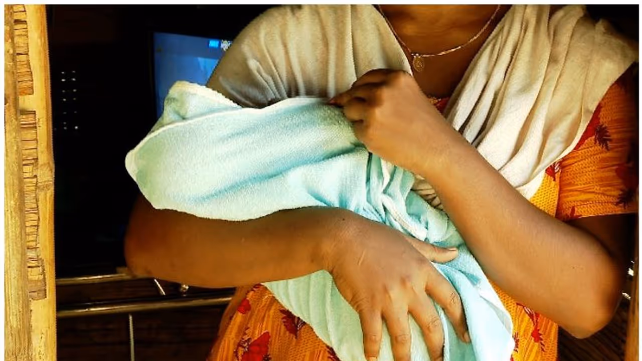 രണ്ടായിരം രൂപ പ്രതിമാസം ഗര്ഭിണികള്കുള്ള പദ്ധതി പലയിടത്തും നിലച്ചു; ഫണ്ട് കുറവെന്ന് പട്ടികവര്ഗ വകുപ്പ് രണ്ടായിരം രൂപ പ്രതിമാസം ഗര്ഭിണികള്കുള്ള പദ്ധതി പലയിടത്തും നിലച്ചു; ഫണ്ട് കുറവെന്ന് പട്ടികവര്ഗ വകുപ്പ്