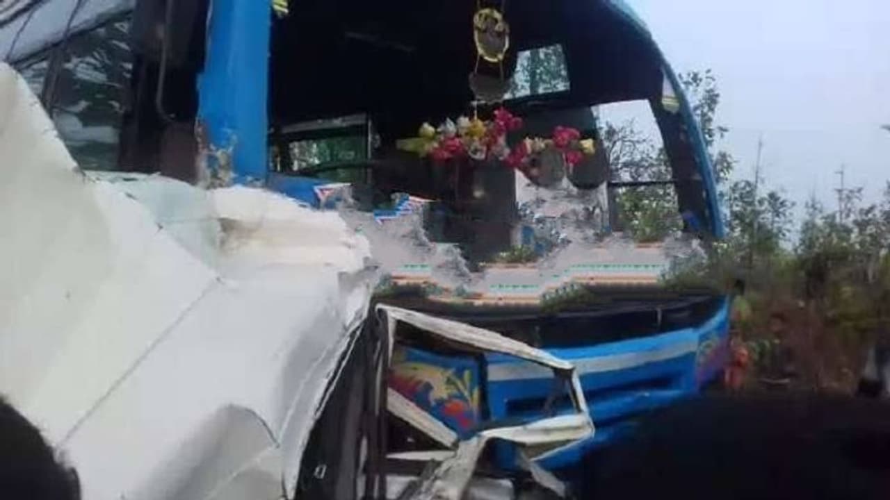 দুমড়ে মুচড়ে যাওয়া বাসে চিৎকার করছেন রক্তাক্ত যাত্রীরা, ভয়াবহ দুর্ঘটনা মুর্শিদাবাদে