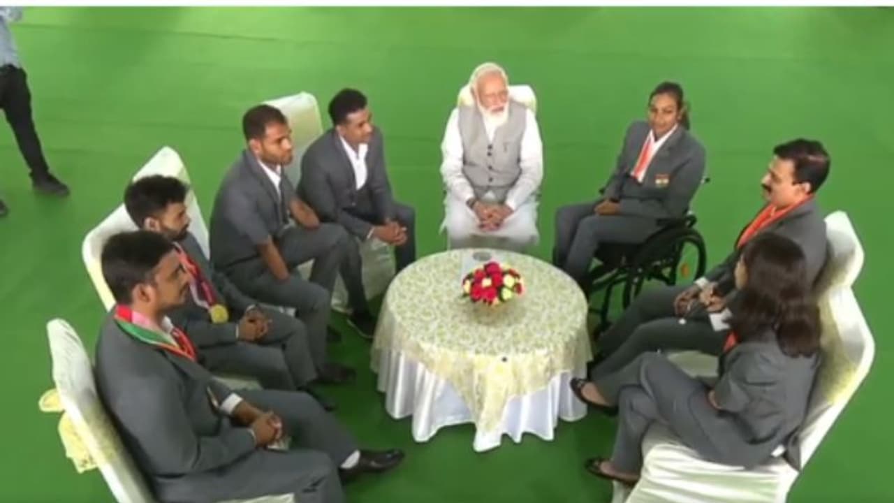 പാരാലിംപിക്സ് താരങ്ങള് ഇന്ത്യയുടെ കീർത്തി ഉയർത്തി; പ്രശംസിച്ച് പ്രധാനമന്ത്രി വീഡിയോ പാരാലിംപിക്സ് താരങ്ങള് ഇന്ത്യയുടെ കീർത്തി ഉയർത്തി; പ്രശംസിച്ച് പ്രധാനമന്ത്രി വീഡിയോ