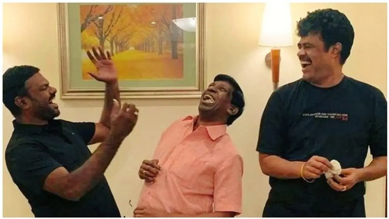 ஷூட்டிங் ஸ்பாட்டில் உற்சாகமாக கேக் வெட்டி பிறந்தநாள் கொண்டாடிய வடிவேலு! வைரலாகும் போட்டோஸ்!