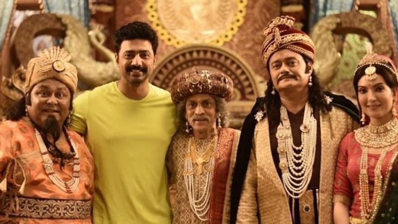 Dev: 'ছানাদাদু' কে ভুলতে পারে নি দেব সৌমিত্র স্মরণে দেবের হবুচন্দ্র রাজার গবুচন্দ্র মন্ত্রীর ট্রেলার Dev: 'ছানাদাদু' কে ভুলতে পারে নি দেব সৌমিত্র স্মরণে দেবের হবুচন্দ্র রাজার গবুচন্দ্র মন্ত্রীর ট্রেলার