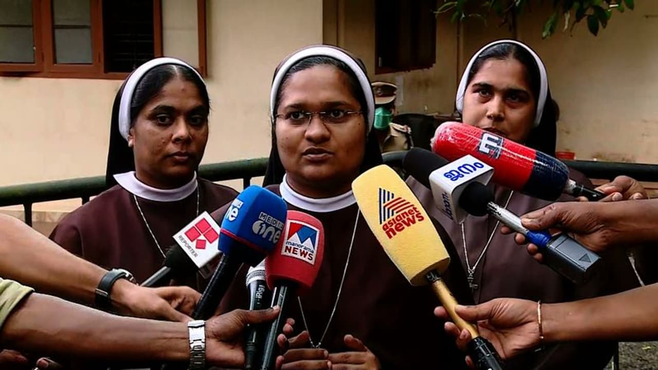 കുർബാനക്കിടെ വർഗീയ പരാമർശം; വൈദികനെതിരെ പ്രതിഷേധിച്ച് കുറുവിലങ്ങാട് മഠത്തിലെ കന്യാസ്ത്രീകൾ കുർബാനക്കിടെ വർഗീയ പരാമർശം; വൈദികനെതിരെ പ്രതിഷേധിച്ച് കുറുവിലങ്ങാട് മഠത്തിലെ കന്യാസ്ത്രീകൾ