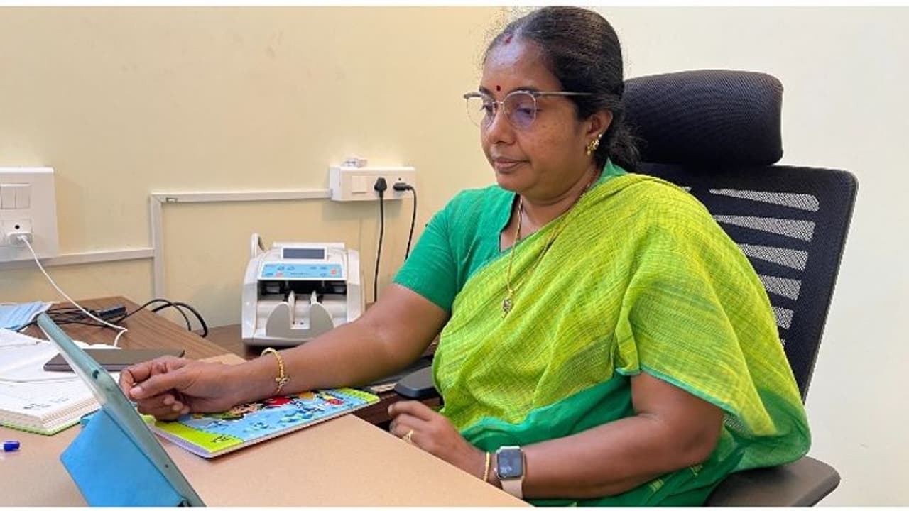 பணம் எண்ணும் மெஷினுடன் வானதி சீனிவாசன் படம்... என்ன சொல்கிறார் வானதி..? பணம் எண்ணும் மெஷினுடன் வானதி சீனிவாசன் படம்... என்ன சொல்கிறார் வானதி..?