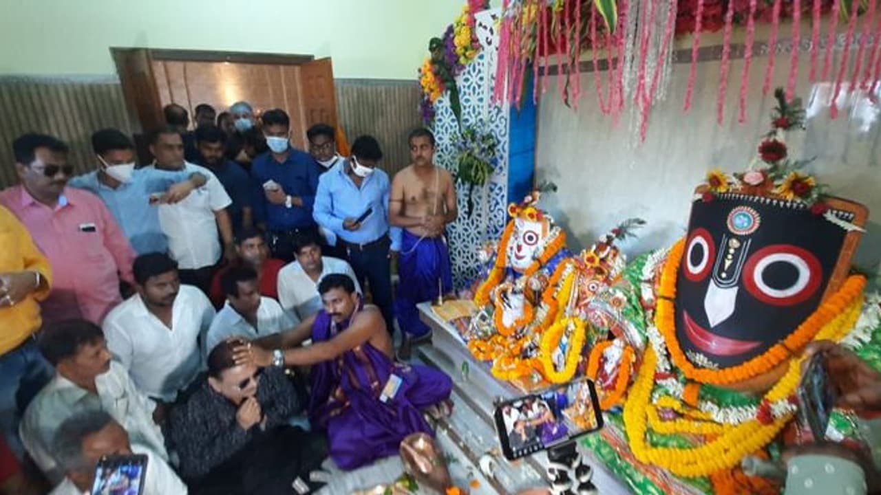 'স্টার ক্যাম্পেনারদের দেখা নেই', মমতার জন্য মাহেশের মন্দিরে পুজো দিয়ে বললেন মদন মিত্র 'স্টার ক্যাম্পেনারদের দেখা নেই', মমতার জন্য মাহেশের মন্দিরে পুজো দিয়ে বললেন মদন মিত্র