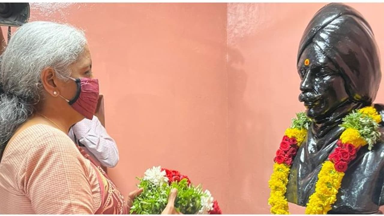 அதை நினைக்கும்போதே எனக்கு உள்ளம் நடுங்குகிறது.. பாரதியார் வீட்டில் நிர்மலா சீதாராமன் சொன்ன தகவல்! அதை நினைக்கும்போதே எனக்கு உள்ளம் நடுங்குகிறது.. பாரதியார் வீட்டில் நிர்மலா சீதாராமன் சொன்ன தகவல்!