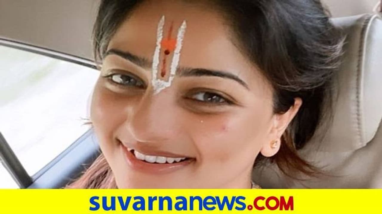 ನಾಮಧರಿಸಿ ಮೇಲುಕೋಟೆಯಲ್ಲಿ ದೇವರ ದರ್ಶನ ಪಡೆದ ನಟಿ ರಚಿತಾ ರಾಮ್ ನಾಮಧರಿಸಿ ಮೇಲುಕೋಟೆಯಲ್ಲಿ ದೇವರ ದರ್ಶನ ಪಡೆದ ನಟಿ ರಚಿತಾ ರಾಮ್