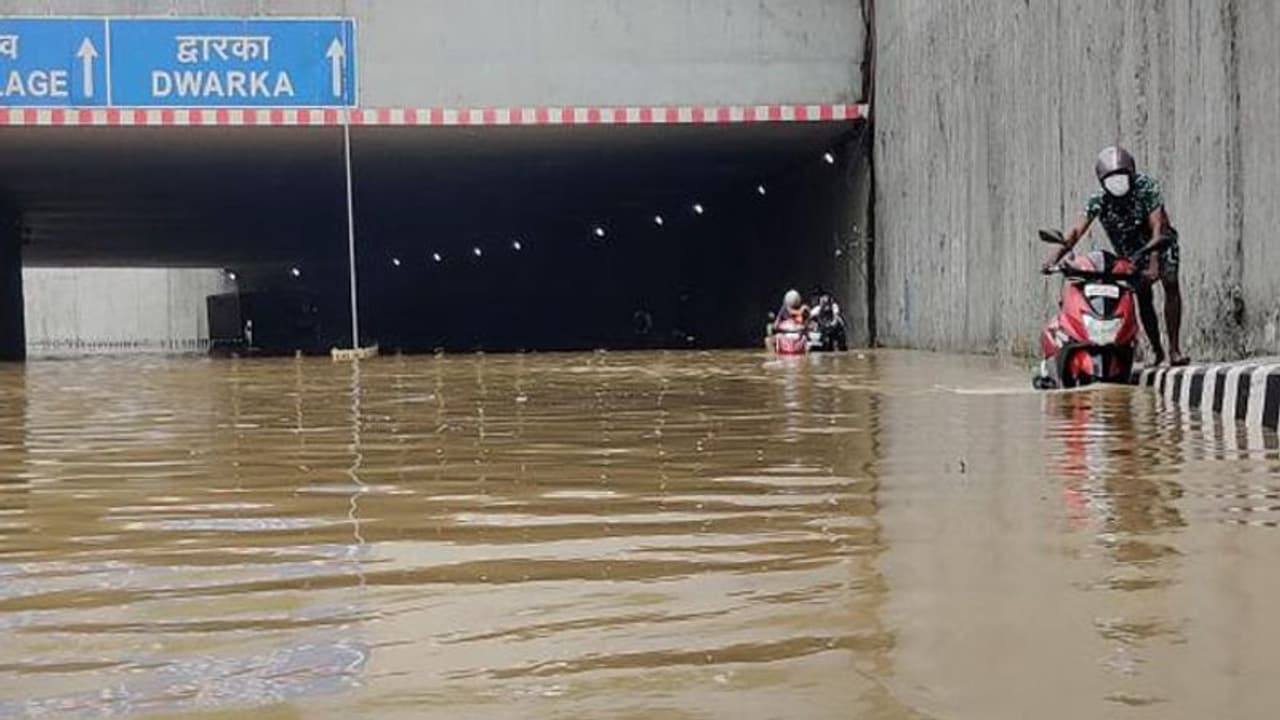 Delhi Heavy Rain: 46 साल का रिकॉर्ड तोड़ चुकी बारिश अब 1975 का इतिहास दुहराने की ओर