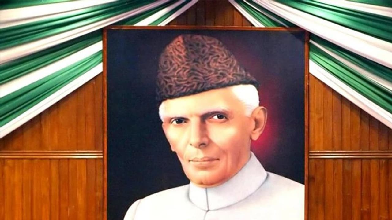 अलीगढ़ यूनिवर्सिटी में जिन्ना की तस्वीर लगने का पूरा सच, आखिर देश को बाटंने वाले की क्यों लगी यहां फोटो? अलीगढ़ यूनिवर्सिटी में जिन्ना की तस्वीर लगने का पूरा सच, आखिर देश को बाटंने वाले की क्यों लगी यहां फोटो?