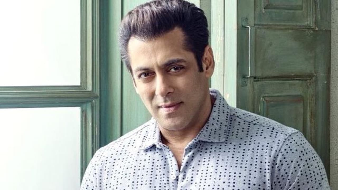 Salman Khan की 300 करोड़ी ये फिल्म नहीं हुई बंद, मेकर्स ने अफवाहों पर लगाम लगाते हुए दिया जबरदस्त हिंट Salman Khan की 300 करोड़ी ये फिल्म नहीं हुई बंद, मेकर्स ने अफवाहों पर लगाम लगाते हुए दिया जबरदस्त हिंट