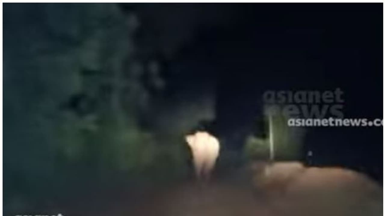 അട്ടപ്പാടിയില് ഒറ്റയാനിറങ്ങി, വനപാലക സംഘത്തിന് നേരെ പാഞ്ഞടുത്തു; വീഡിയോ അട്ടപ്പാടിയില് ഒറ്റയാനിറങ്ങി, വനപാലക സംഘത്തിന് നേരെ പാഞ്ഞടുത്തു; വീഡിയോ